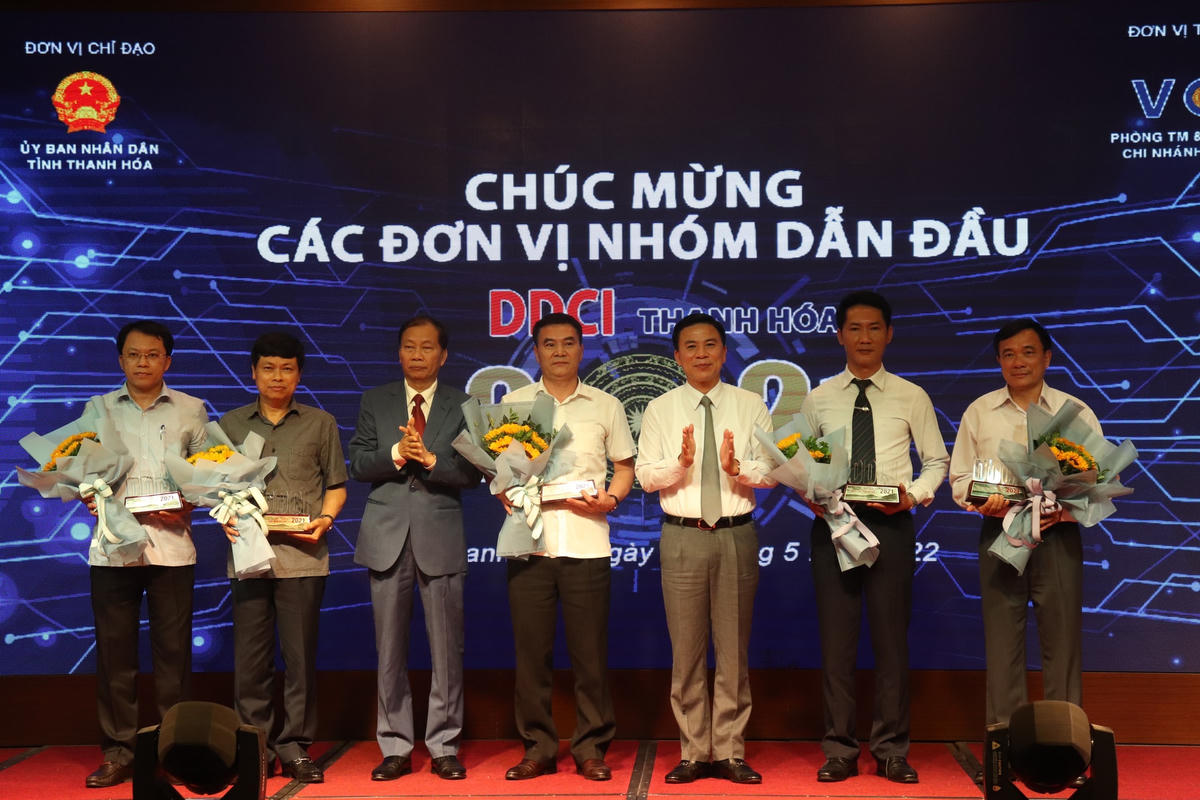 Sở Công thương, Cục Hải quan tỉnh, Sở Tư pháp, Văn phòng UBND tỉnh và Thanh tra tỉnh nhận biểu trưng và hoa vì thành tích dẫn đầu chỉ số DDCI khối sở, ban, ngành năm 2021.