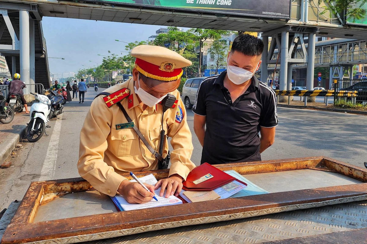 Chỉ sau vài phút, tuần tra bằng xe ôtô chuyên dùng dọc tuyến đường Giải Phóng, tổ công tác phát hiện xe taxi BKS 30E-452.xx, gắn mào taxi Hoàng Sa bị lực lượng chức năng xử lý.
