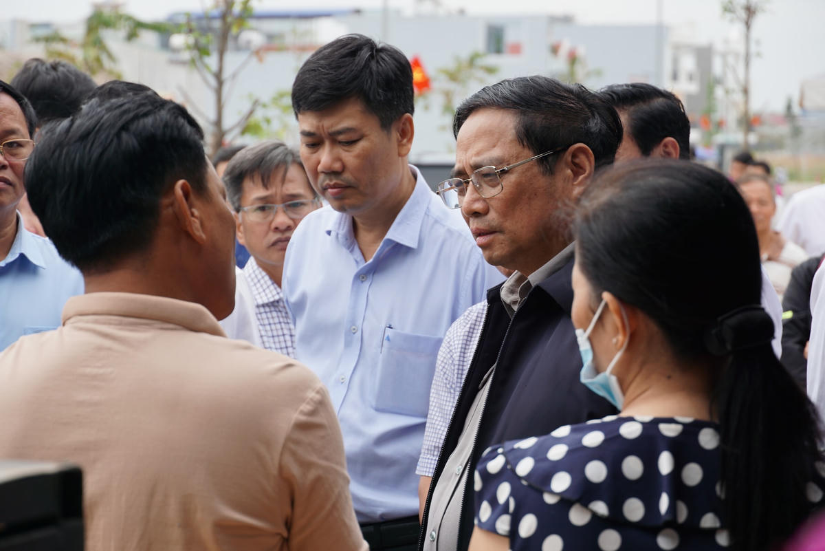 Đa số người dân phấn khởi khi trò chuyện với Thủ tướng. Ảnh: Mạnh Thìn.