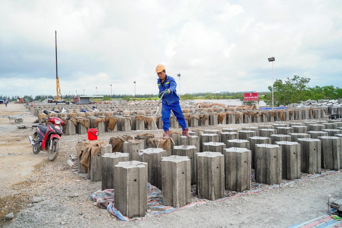 Công nhân thi công đúc cấu kiện đúc sẵn phục vụ thi công Dự án.