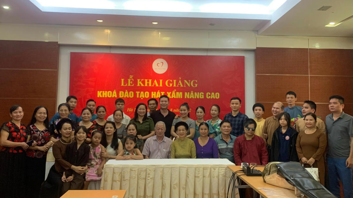 NSND Xuân Hoạch (ngồi giữa) và các học viên tham gia khóa đào tạo.