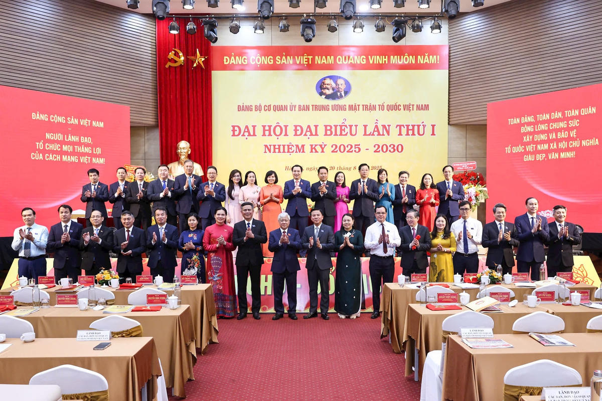 Đồng chí Đỗ Văn Chiến chụp ảnh lưu niệm cùng các đại biểu tham dự Đại hội. Ảnh: Quang Vinh.