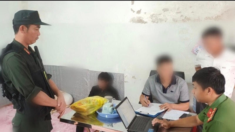 Lực lượng Công an Đắk Nông bắt giữ các đối tượng trong đường dây tổ chức đánh bạc, đánh bạc qua mạng Internet quy mô lớn. Ảnh: Công an Đắk Nông.