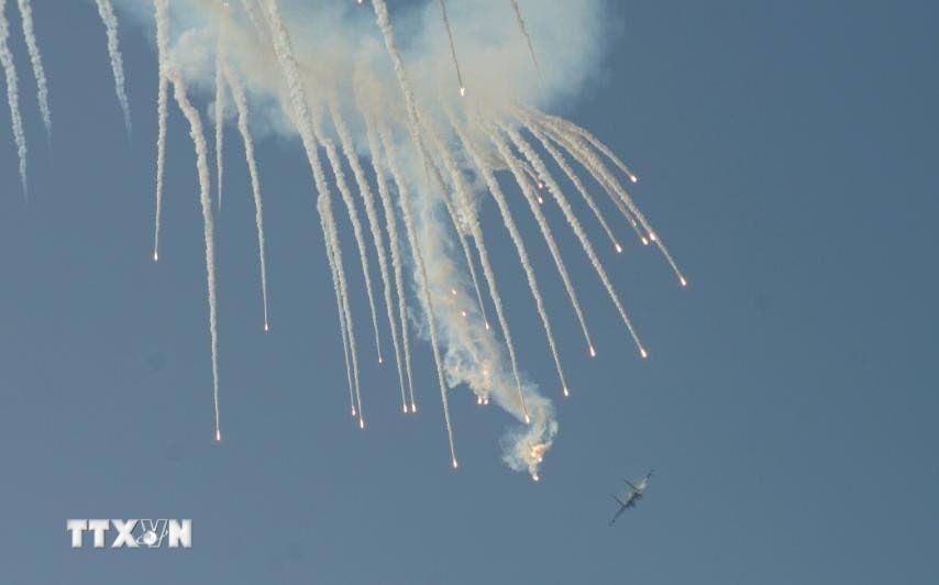 Màn trình diễn phun bẫy nhiệt của máy bay tiêm kích Su-30MK2 trên bầu trời Thành phố Hồ Chí Minh. (Ảnh: TTXVN)