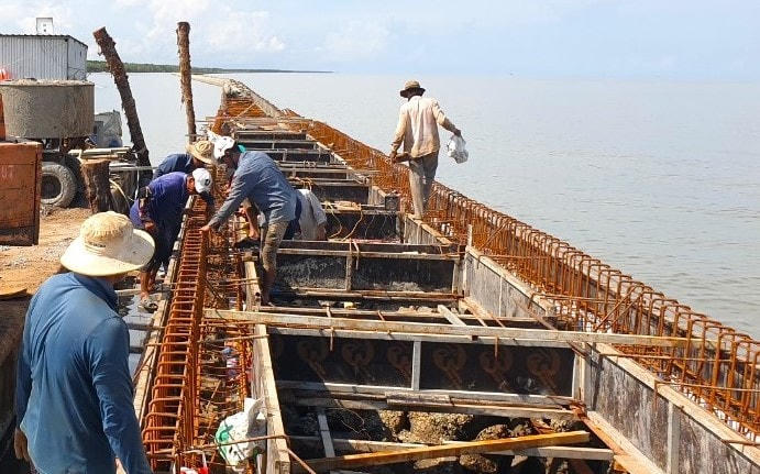Các đơn vị đẩy nhanh tiến độ thi công kè đê biển Tây. Ảnh: Nguyên Du.