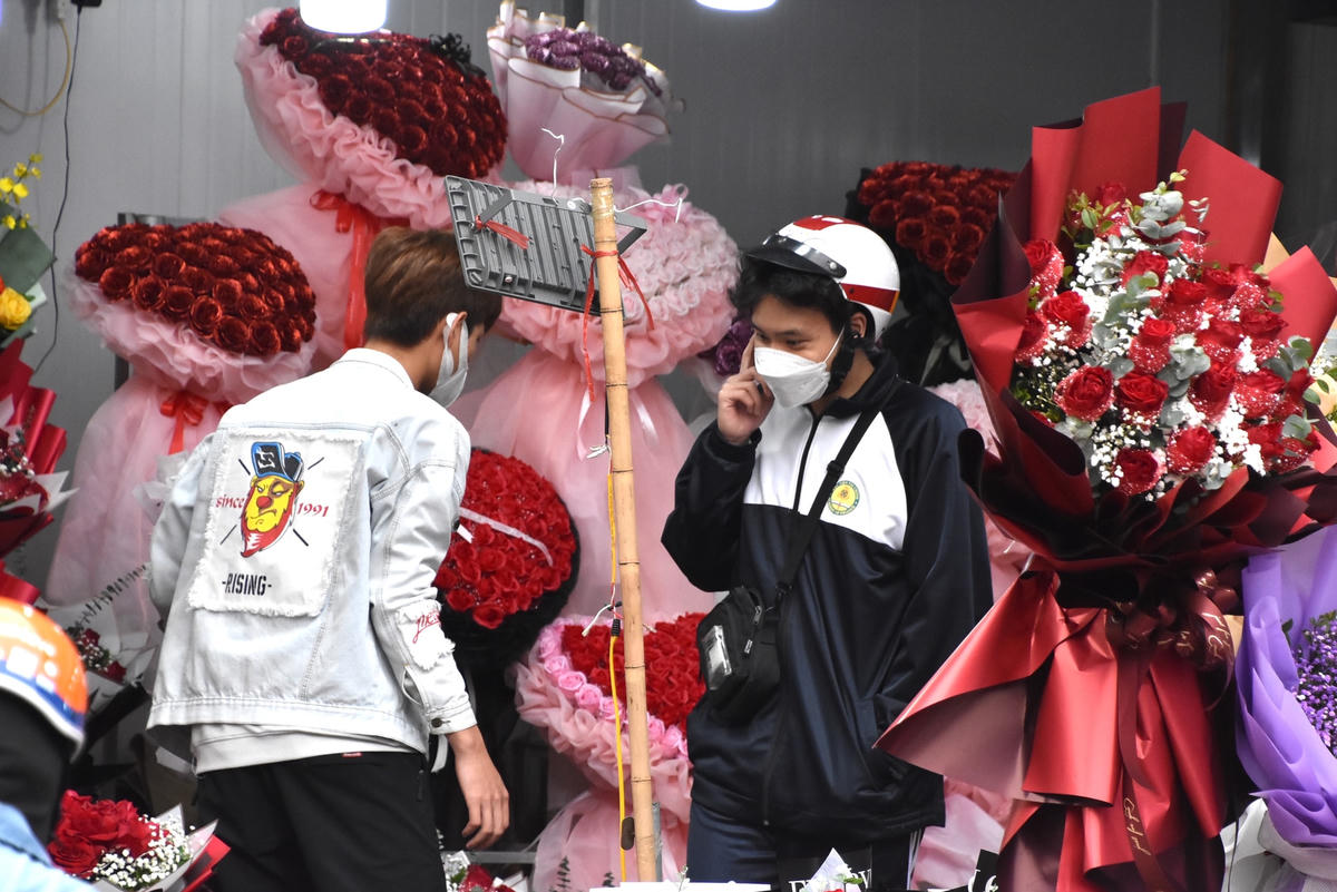 Nguyễn Văn An (21 tuổi, Cầu Giấy) cho hay: "Ba năm nay, năm nào em cũng mua hoa để tặng người yêu nhưng năm nay thấy giá hoa cao hơn hẳn so với mọi năm. Vậy nên em chỉ dám chọn những bó nhỏ với mức giá dưới 500.000 đồng". 