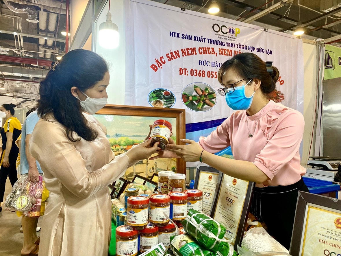 Hội chợ OCOP Quảng Ninh quy tụ hàng trăm gian hàng giới thiệu các sản phẩm tiêu biểu, đặc trưng của các địa phương, doanh nghiệp...