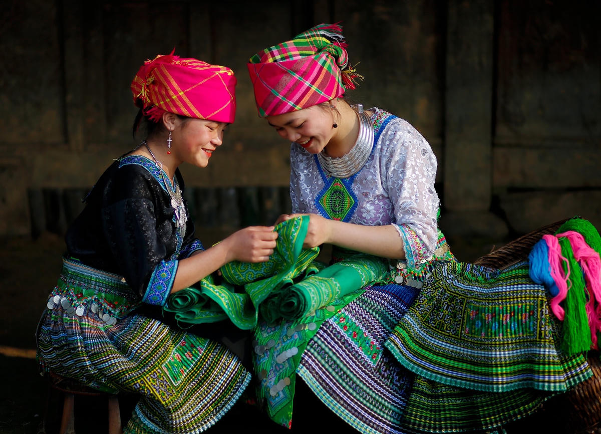 Cô gái Mông ở bản Cu Vai may áo thổ cẩm.  