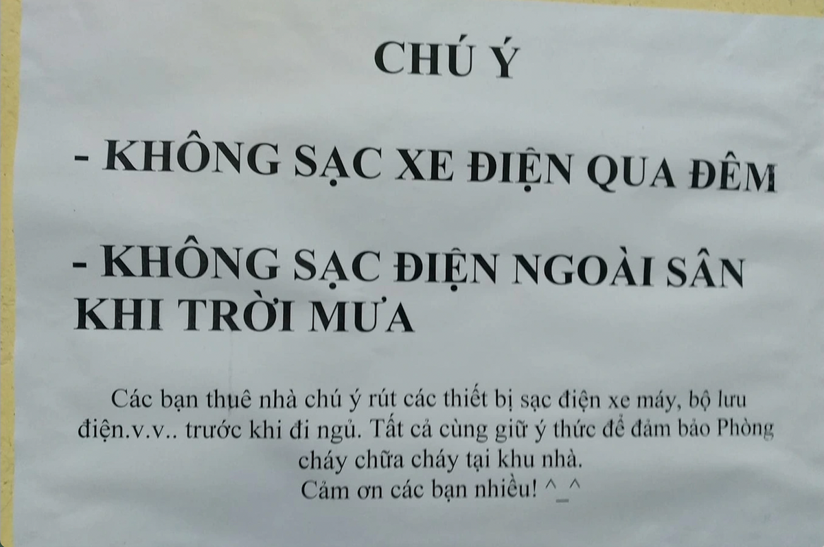 Nhiều chung cư mini, nhà trọ tại Hà Nội đang "làm gắt" việc trông giữ xe điện qua đêm.