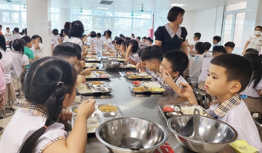 Bữa ăn bán trú ở Trường Tiểu học Vạn Bảo (quận Hà Đông, Hà Nội). Ảnh: Ngọc Minh.