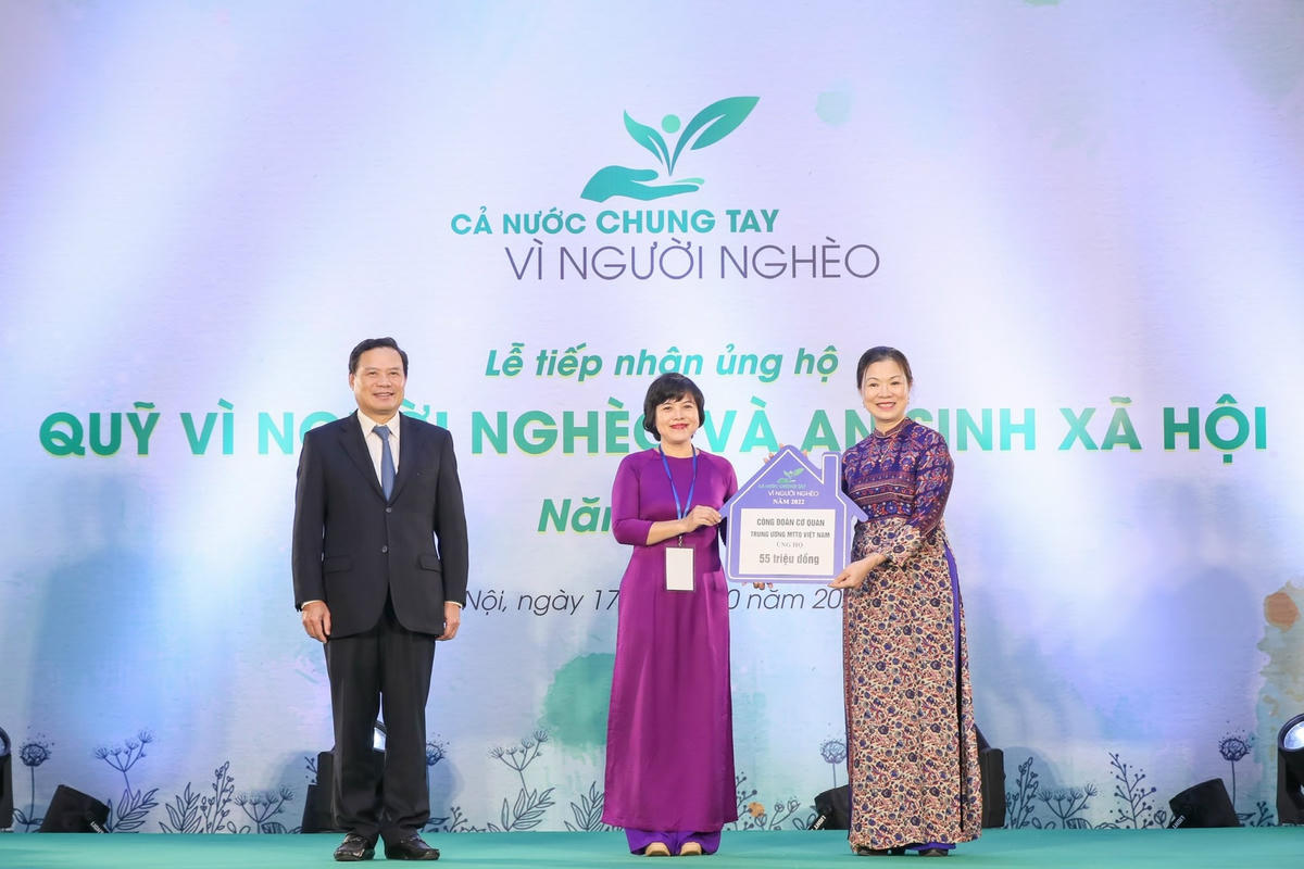 Phó Chủ tịch UBTƯ MTTQ Việt Nam Trương Thị Ngọc Ánh tiếp nhận ủng hộ tại chương trình. Ảnh: Quang Vinh.