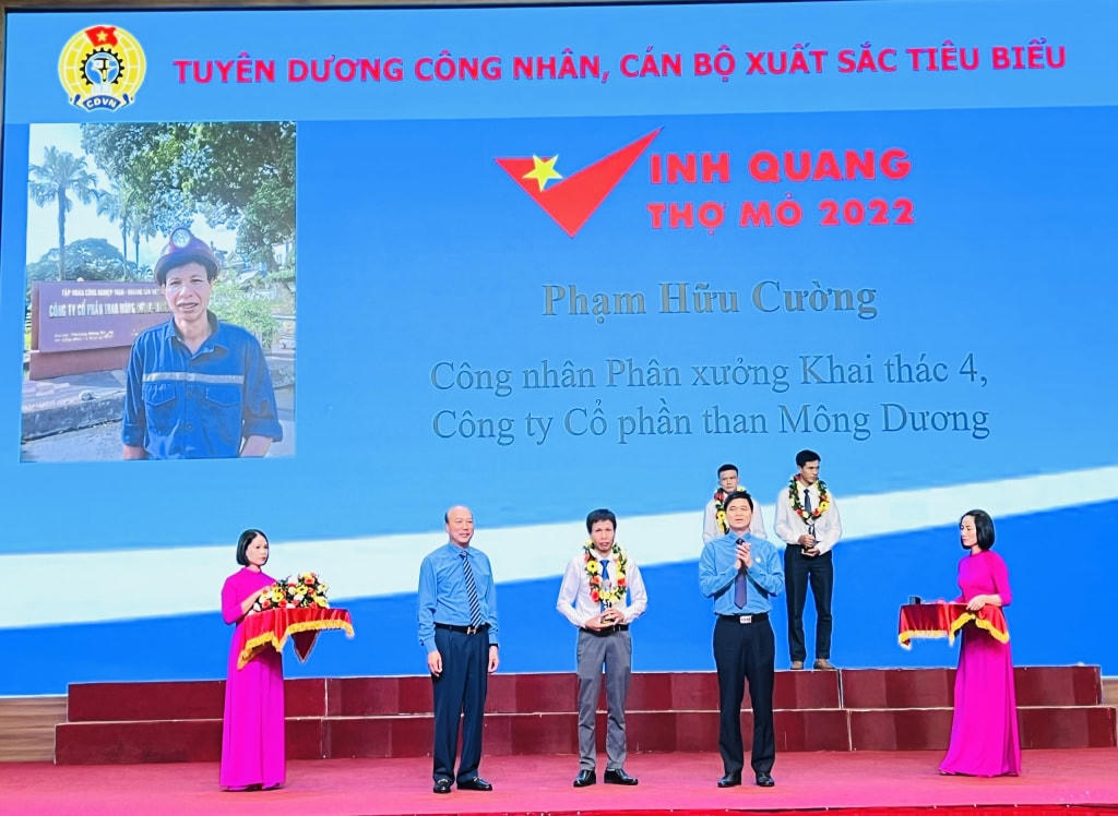 Ông Ngọ Duy Hiểu, Phó Chủ tịch Tổng Liên đoàn Lao động Việt Nam và ông Lê Minh Chuẩn, Chủ tịch HĐTV TKV trao hoa, vinh danh các công nhân, cán bộ xuất sắc tiêu biểu.
