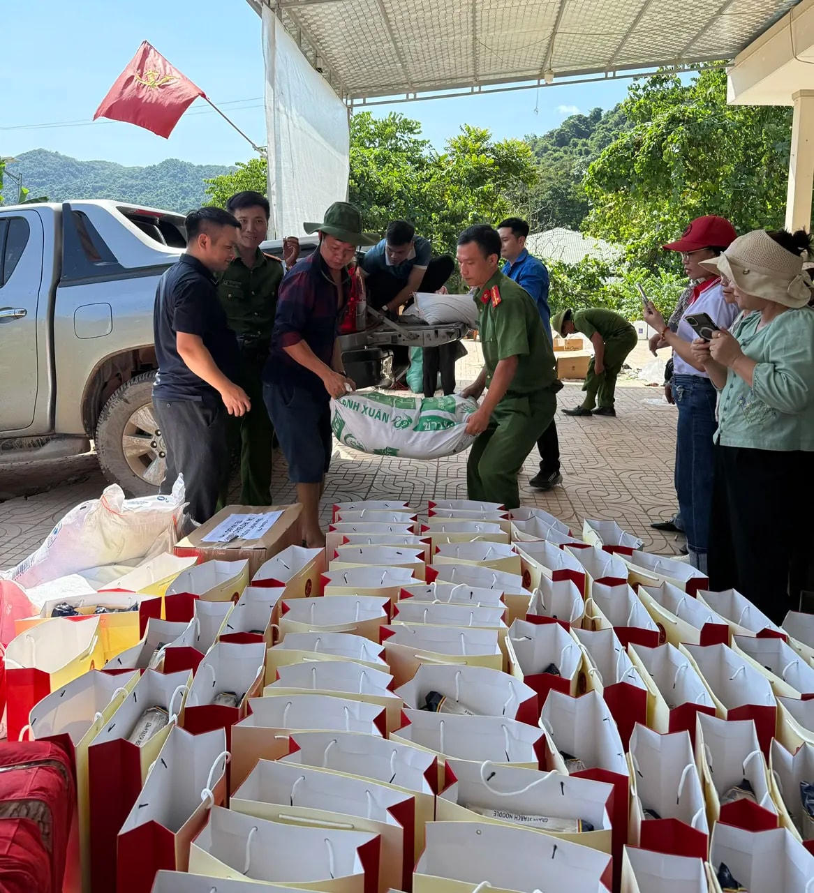 Báo Kinh tế & Đô thị tặng quà người dân bị ảnh hưởng lũ lụt tại xã Nhôn Mai, tỉnh Nghệ An