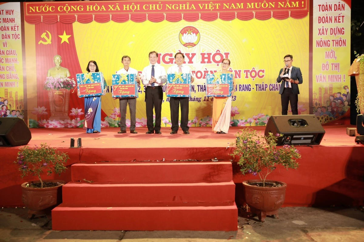 Lãnh đạo tỉnh Ninh thuận tặng quà cho 4 KDC tại ngày hội.