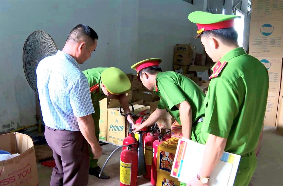 Lực lượng Cảnh sát PCCC và CNCH kiểm tra việc trang bị, vận hành hệ thống báo cháy, dụng cụ chữa cháy tại các cơ sở sản xuất, kinh doanh.