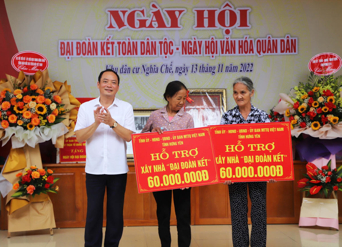Lãnh đạo tỉnh Hưng Yên trao hỗ trợ xây nhà Đại đoàn kết cho các hộ gia đình có hoàn cảnh khó khăn của thôn Nghĩa Chế.