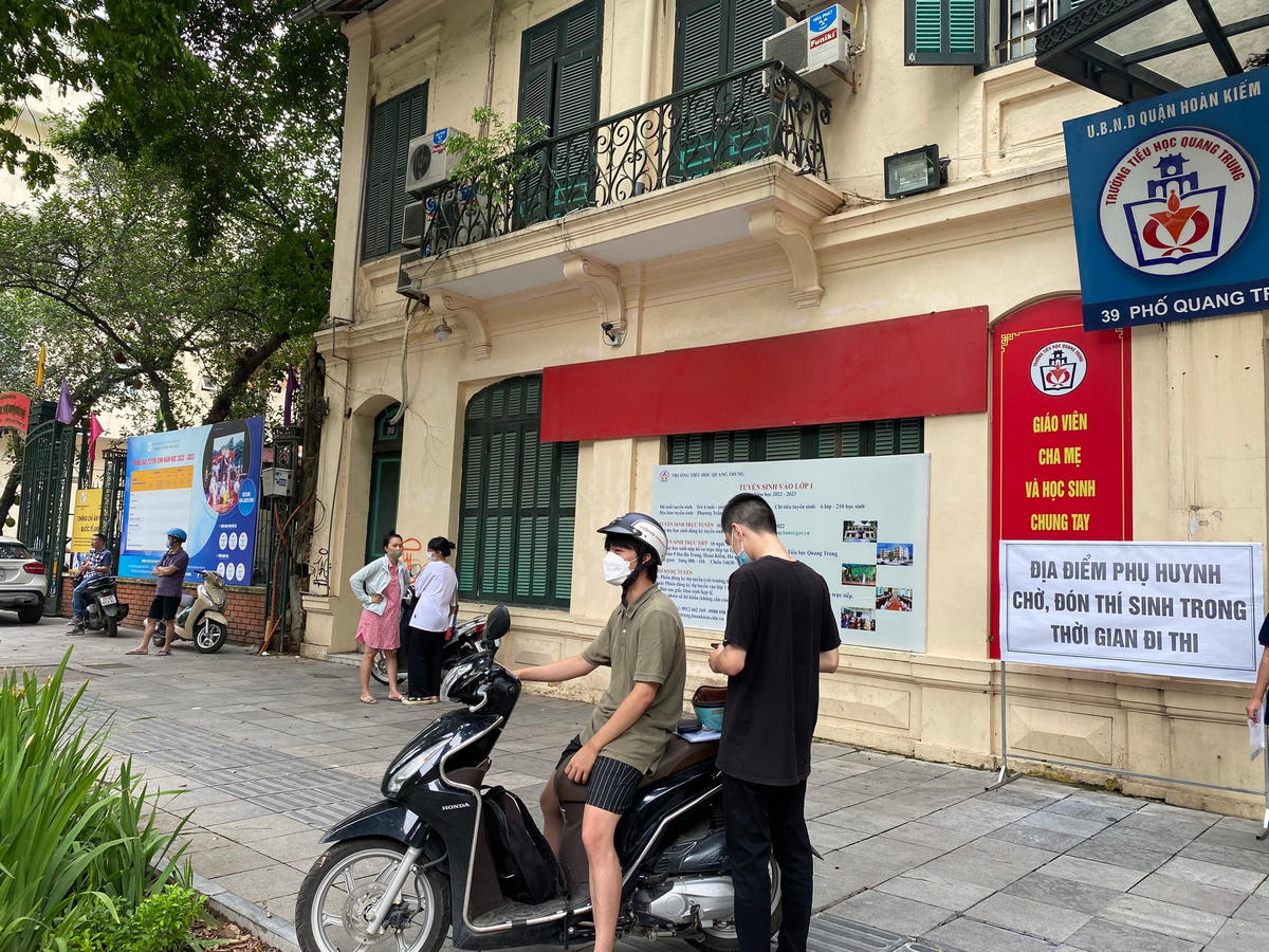 Theo ghi nhận của nhóm phóng viên, hầu hết thí sinh đều được bố mẹ hoặc người thân đưa đến điểm thi.