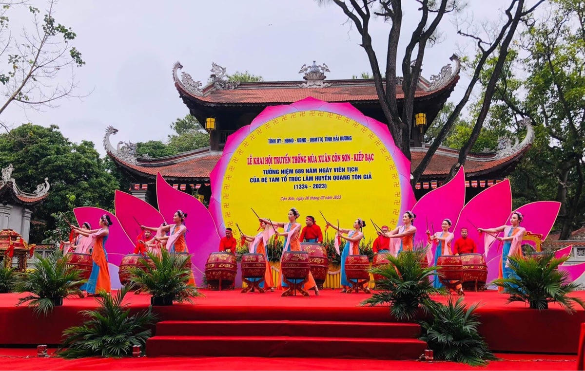 Màn trống hội của nghệ sĩ, diễn viên Nhà hát Chèo Hải Dương.