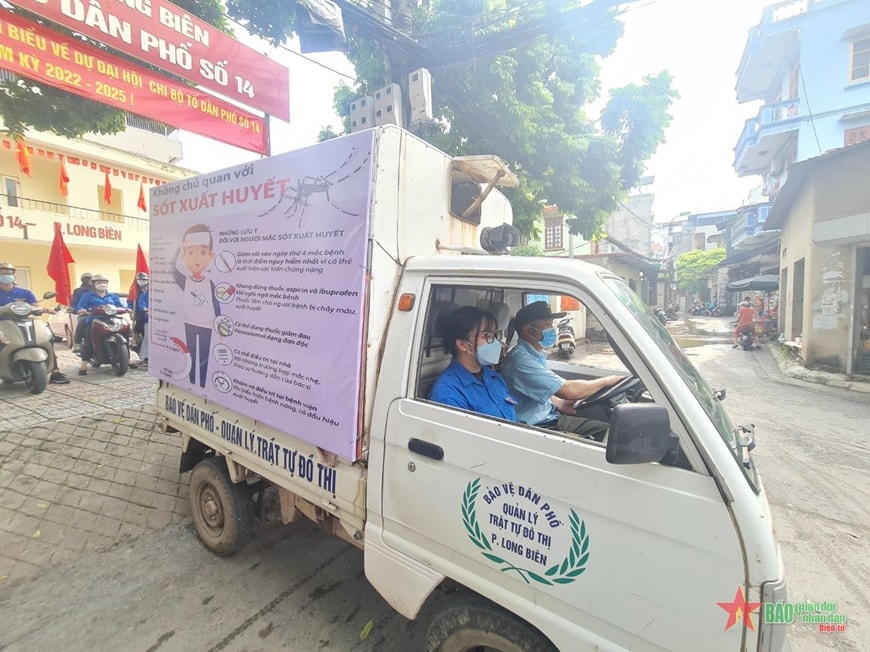Ra quân tuyên truyền, hướng dẫn người dân phường Long Biên (Hà Nội) thực hiện các biện pháp phòng dịch sốt xuất huyết. Ảnh: QĐND.