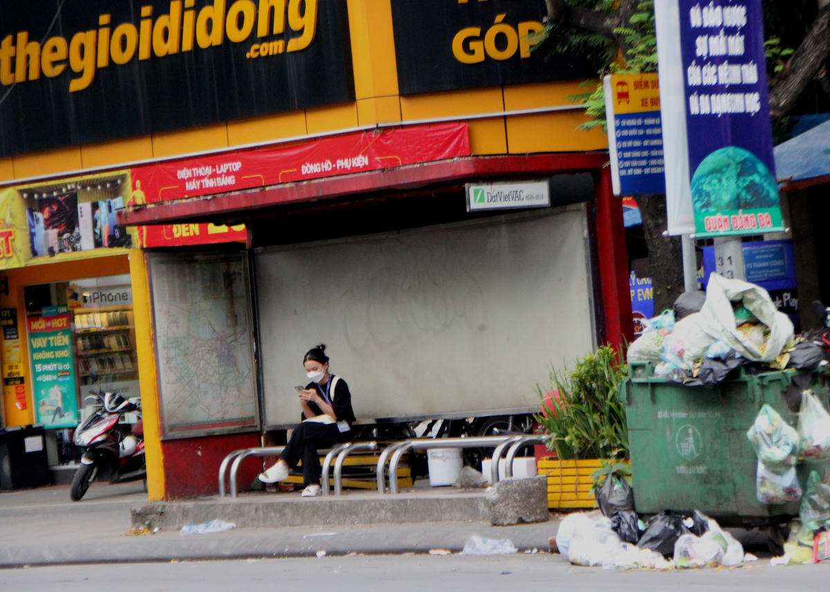Em Nguyễn Thị Linh (sinh viên trường Đại học Bách Khoa Hà Nội) cho biết: "Hàng ngày em ra điểm chờ để đi xe buýt đến trường, ngày nào cũng thấy thùng rác để cạnh nhà chờ. Khi trời nắng mùi hôi thôi bốc lên từ thùng rác rất khó chịu".