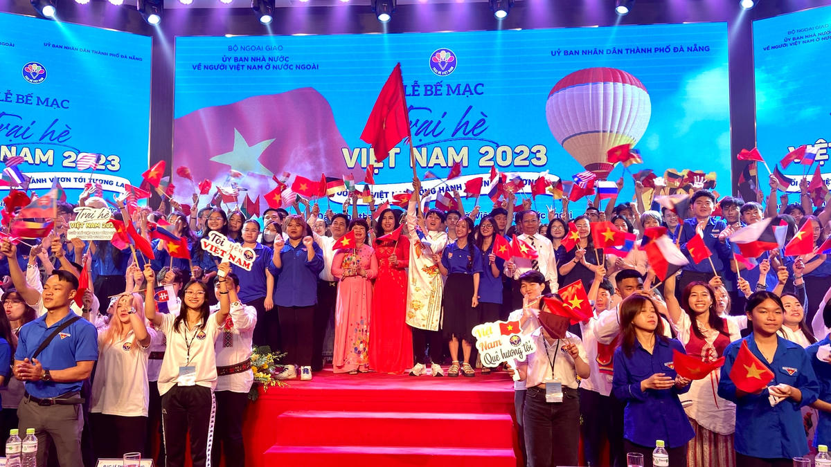 Các đại biểu chụp ảnh kỷ niệm.