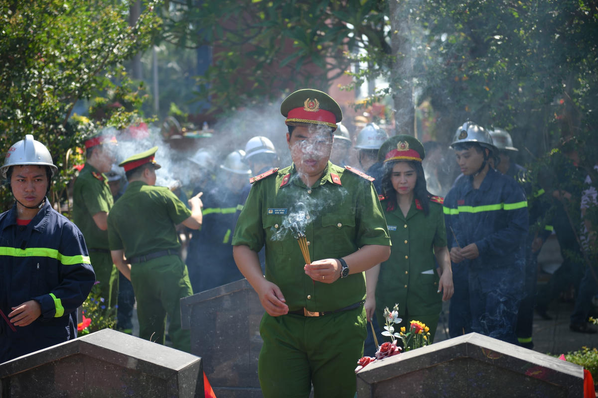 Công an Hà Nội thắp hương tri ân các Anh hùng - Liệt sĩ