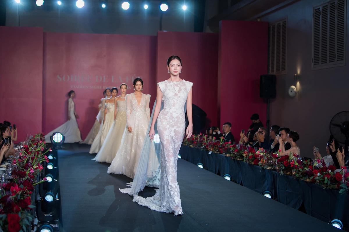 Với khả năng ngoại ngữ, Hoa hậu Lương Thùy Linh cũng đảm nhận vai trò MC song ngữ trong nhiều sự kiện lớn.