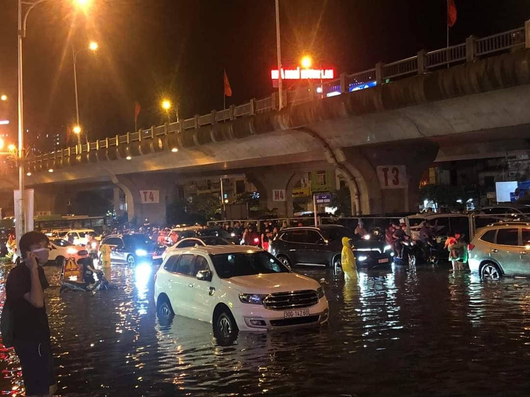 Mưa to bất ngờ, nhiều tuyến phố Hà Nội ngập úng