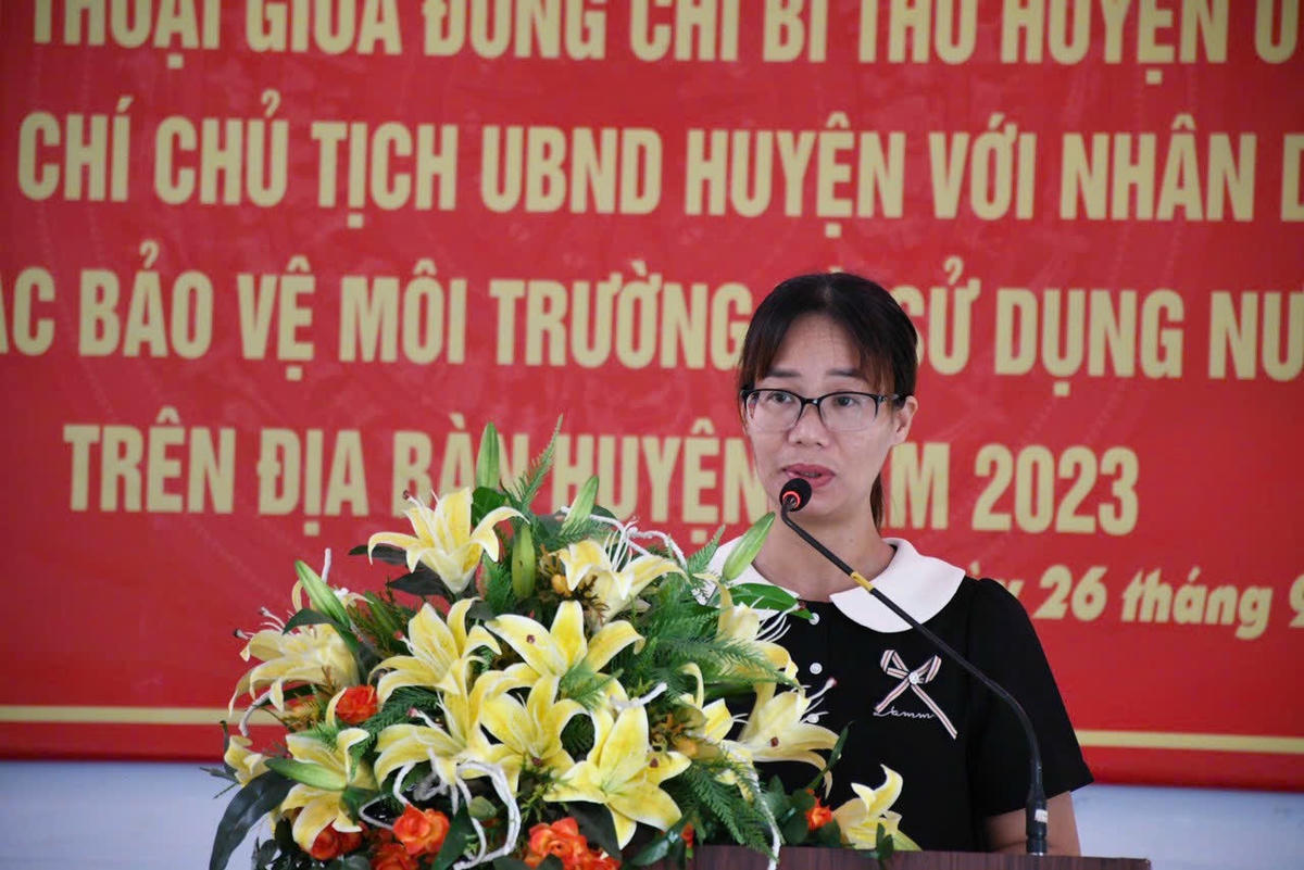 Đại diện cơ quan chức năng huyện Thống Nhất chia sẻ với người dân. 