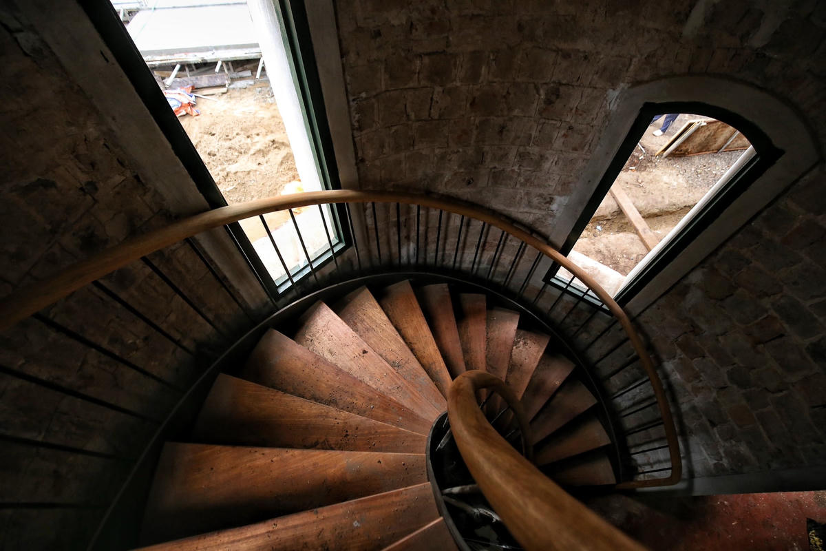 Cầu thang lên xuống trong căn biệt thự Pháp cổ.