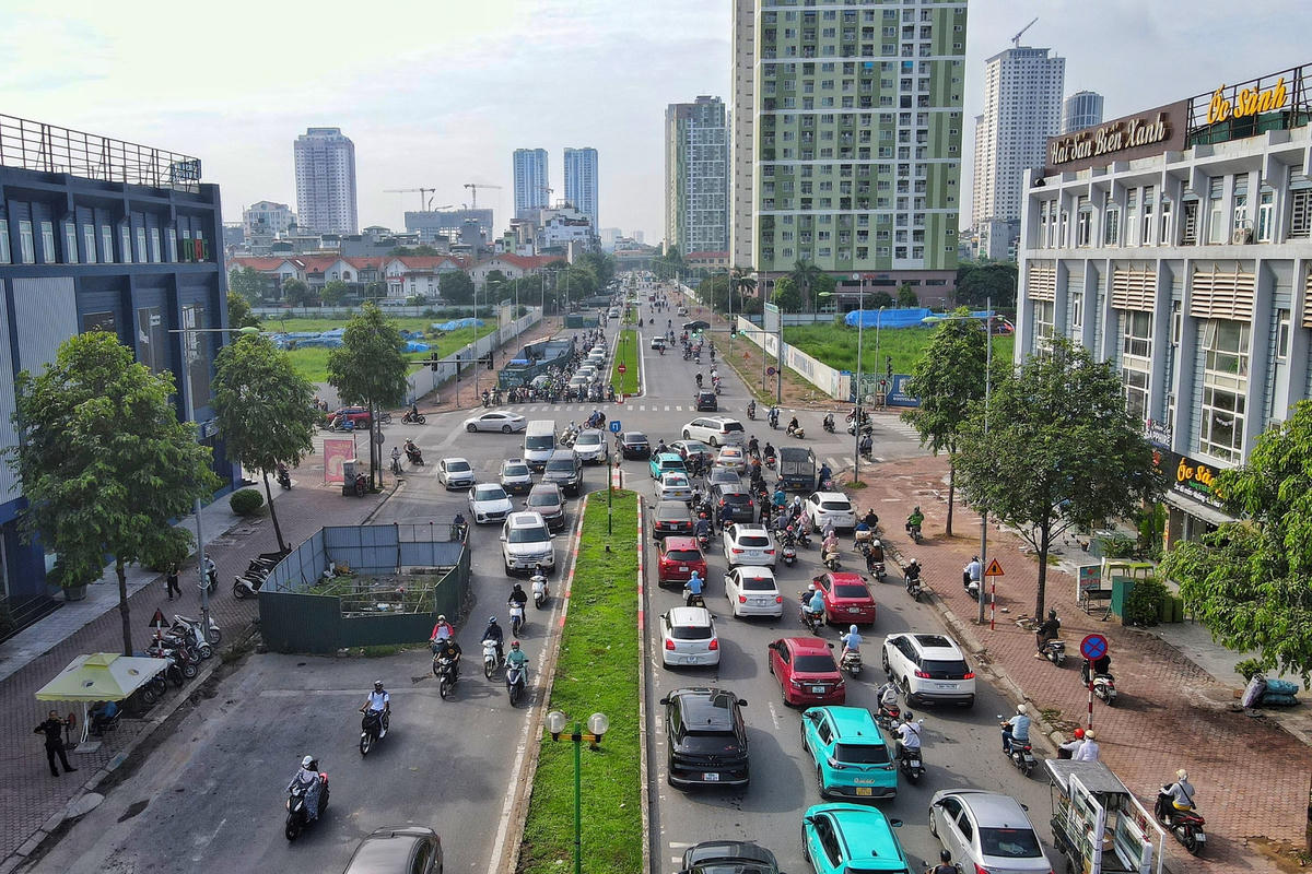 Theo ghi nhận của PV Báo Đại Đoàn Kết Online, dù đoạn đường Vũ Trọng Khánh (Hà Đông) có chiều dài chỉ khoảng 1 km nhưng có tới gần 10 "lô cốt" đang án ngữ, chiếm 2/3 lòng đường. Dẫn tới tuyến đường này thường xuyên bị ùn tắc trong giờ cao điểm.Đặc biệt, các rào chắn nhằm để thi công tại tuyến đường này đã được dựng lên từ lâu, đã nhiều lần hết giấy phép do Sở GTVT Hà Nội cấp, sau đó đã được cấp lại.Tại hướng Nguyễn Trãi - Trần Phú (Hà Đông) đi Tố Hữu đang bị các "lô cốt" chiếm khoảng 2 làn gây ùn tắc trong giờ cao điểm. Song, dù gây ảnh hưởng là thế, nhưng nhiều ngày PV có mặt tại khu vực công trường, nhưng dự án vẫn im lìm vắng công nhân, máy móc thi công.Dòng xe máy, ô tô di chuyển khó khăn vào giờ cao điểm.Tương tự, tại tuyến đường Lương Thế Vinh, một chiếc "lô cốt" được dựng lên ngay khu vực nút giao Lương Thế Vinh - Phùng Khoang - Vũ Hữu, từ năm 2022 đến nay phong tỏa toàn bộ giao thông tại nút giao và các tuyến đường dẫn.Theo tìm hiểu, công trường này cũng thi công chậm và từng hết phép, sau đó đã được Sở GTVT Hà Nội cấp lại.Tại tuyến đường Nguyễn Trãi để phục vụ thi công dự án hệ thống xử lý nước thải Yên Xá 2 chiếc "lô cốt" trong tổng 8 chiếc được rào chắn có chiều dài 59 m, chiều rộng 6,5 m (diện tích lô cốt khoảng 383 m). Song, ngay sau khi dựng một chiếc “lô cốt” nhằm phục vụ thi công dự án nước thải Yên Xá tuyến đường này đã ngập trong ùn tắc liên miên, dòng phương tiện phải nối đuôi nhau di chuyển.Sau khi rào chắn phần đường Nguyễn Trãi còn lại là 11m. Các phương tiện di chuyển khó khăn trong giờ cao điểm.Tại tuyến đường Nguyễn Xiển hàng chục "lô cốt" cũng án ngữ ở lòng đường.Do việc các "lô cốt" được dựng lên chiếm diện tích lòng đường khiến các phương tiện di chuyển khó khăn.Trên tuyến đường Chu Văn An gần khu vực nhà máy xử lý nước thải Yên Xá cũng đang có nhiều lô cốt chiếm hơn nửa lòng đường.