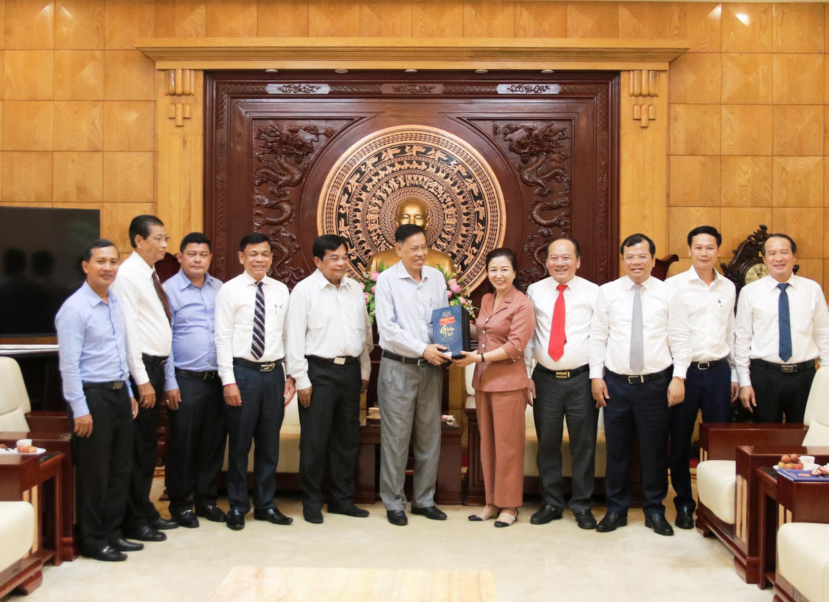 Phó Bí thư Thường trực Tỉnh ủy Bắc Giang Lê Thị Thu Hồng tặng quà lưu niệm cho Đoàn đại biểu cấp cao Hội đồng Quốc gia Mặt trận Đoàn kết Phát triển Tổ quốc Campuchia.