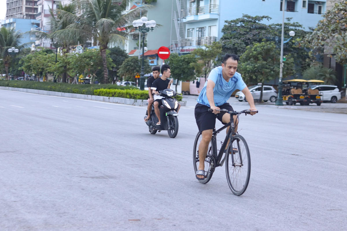 Trên những con đường tại phố biển Sầm Sơn hiện tại chỉ còn bóng dáng người dân địa phương đạp xe và đi thể dục.
