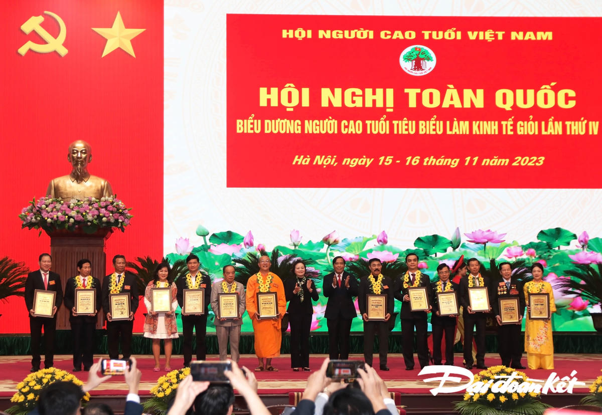 Người cao tuổi làm kinh tế giỏi tạo động lực cho thế hệ mai sau