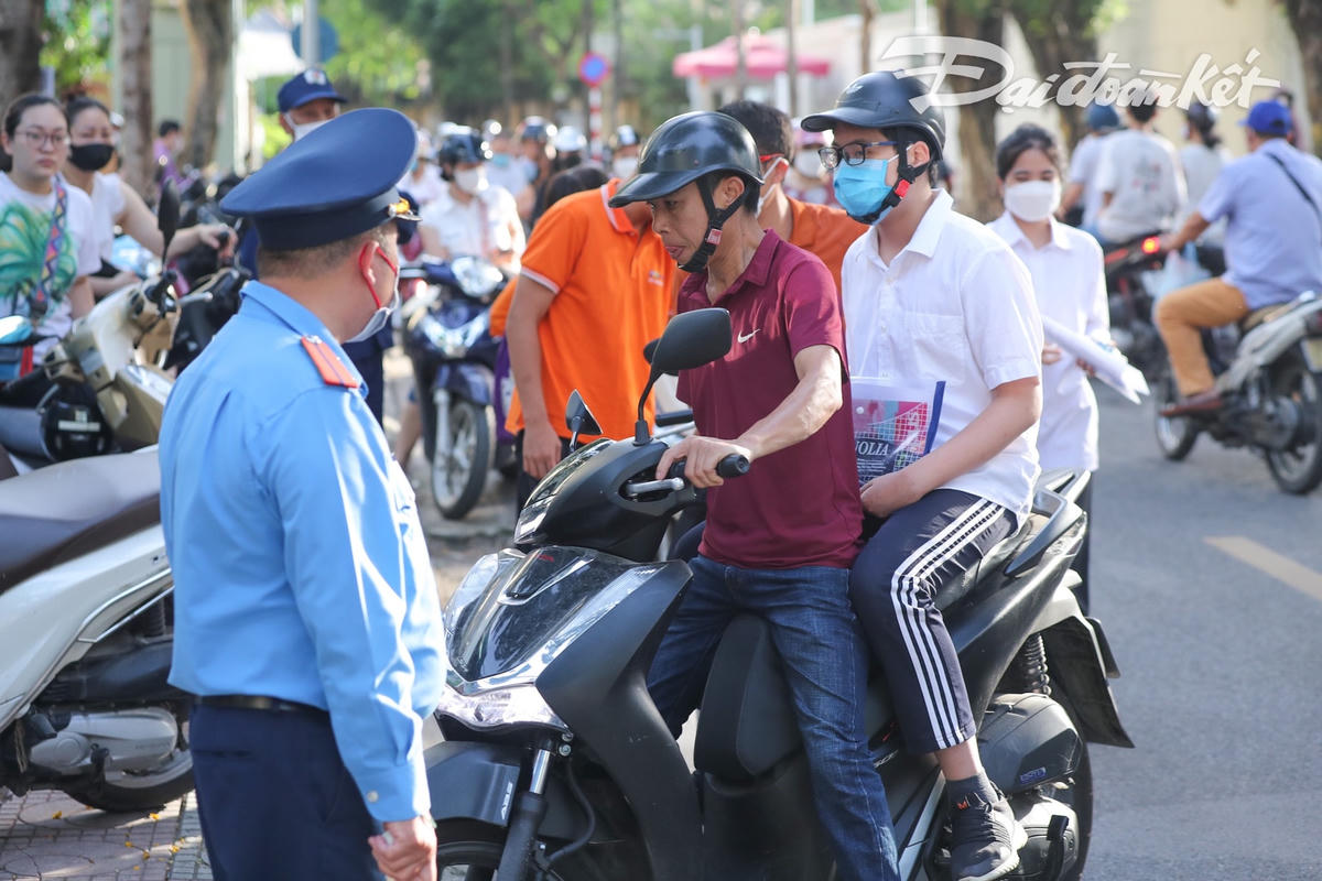 Dù điểm thi có bố trí chỗ ngồi chờ cho phụ huynh nhưng nhiều phụ huynh chia sẻ, họ vẫn muốn đứng trước điểm thi để chờ con.
