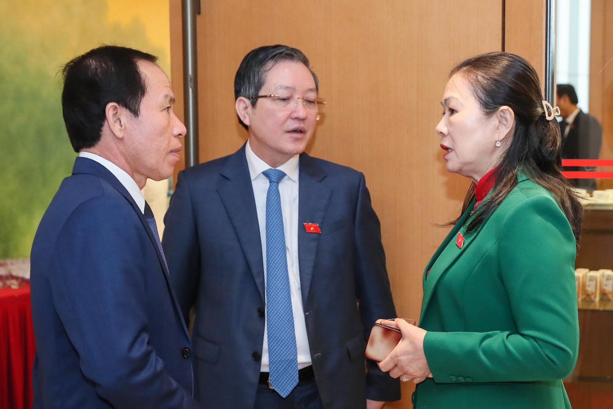 Phó Chủ tịch UBTƯ MTTQ Việt Nam Trương Thị Ngọc Ánh trao đổi với các đại biểu trước phiên khai mạc kỳ họp (Ảnh: Quang Vinh)
