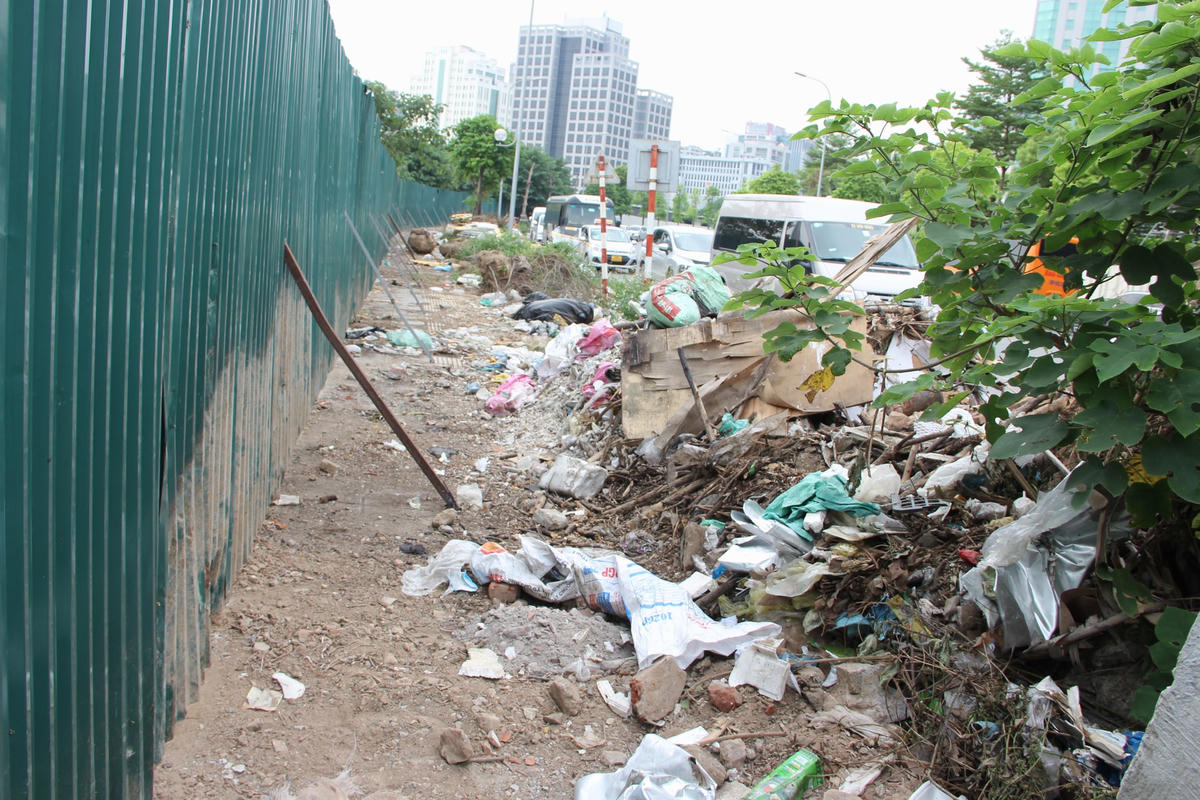 Bãi rác thải kéo dài cả 100 m.