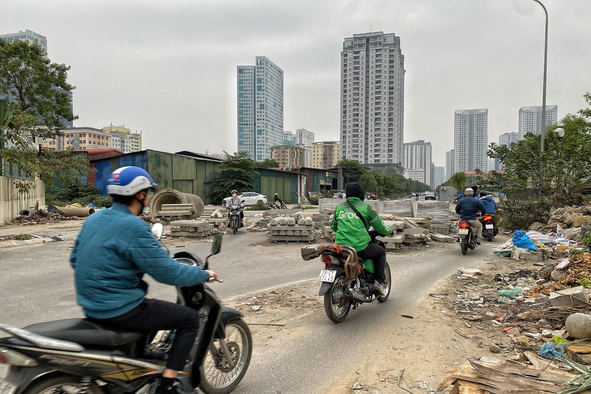 Hà Nội: Con đường mới làm xong trở thành nơi tập kết rác thải