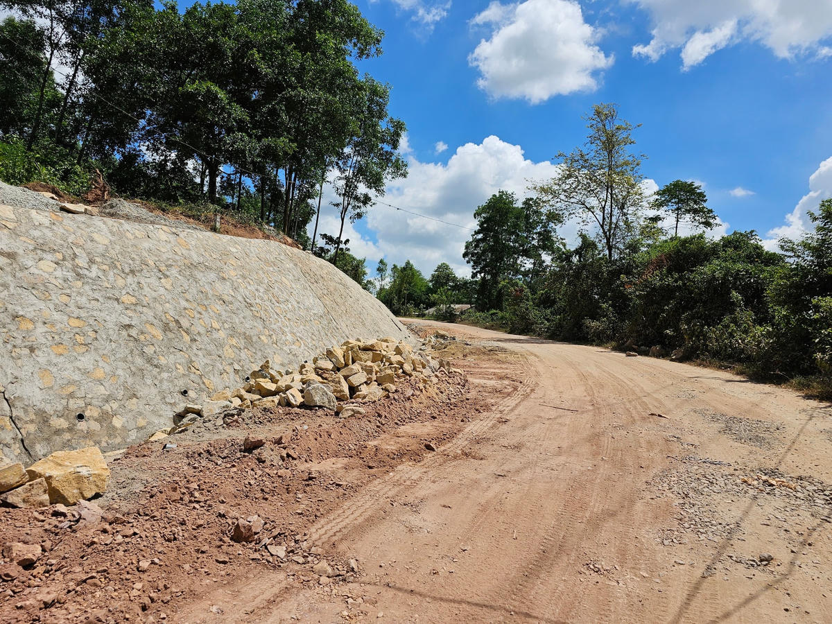 Được biết, Dự án Chương trình phát triển các đô thị loại II - tiểu dự án Thừa Thiên Huế gồm 10 gói thầu xây lắp. Trong đó, gói thầu số 27 bao gồm hạng mục đường Bùi Thị Xuân và đường Huyền Trân Công Chúa với giá trị gói thầu 89,065 tỷ đồng, được khởi công từ tháng 9/2020 do liên danh Công ty Cổ phần Thành Đạt và Công ty Cổ phần Xây dựng 68 Hà Tĩnh thực hiện.