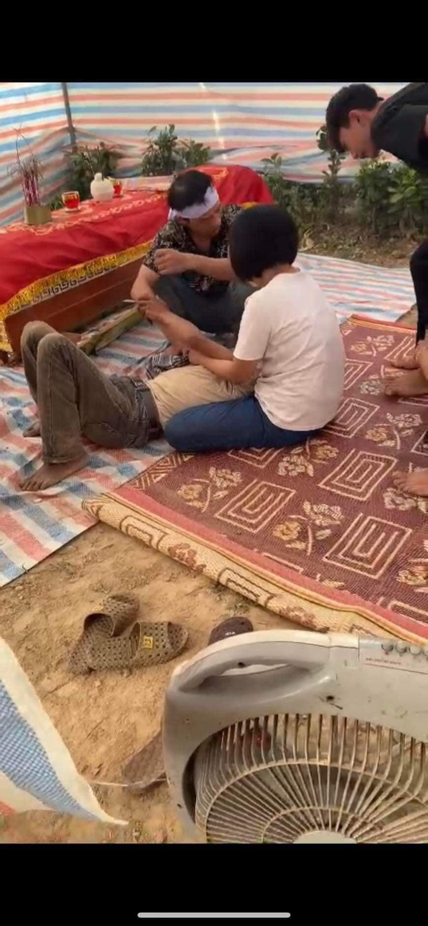 Người cha ngất lịm khi nhận hung tin.