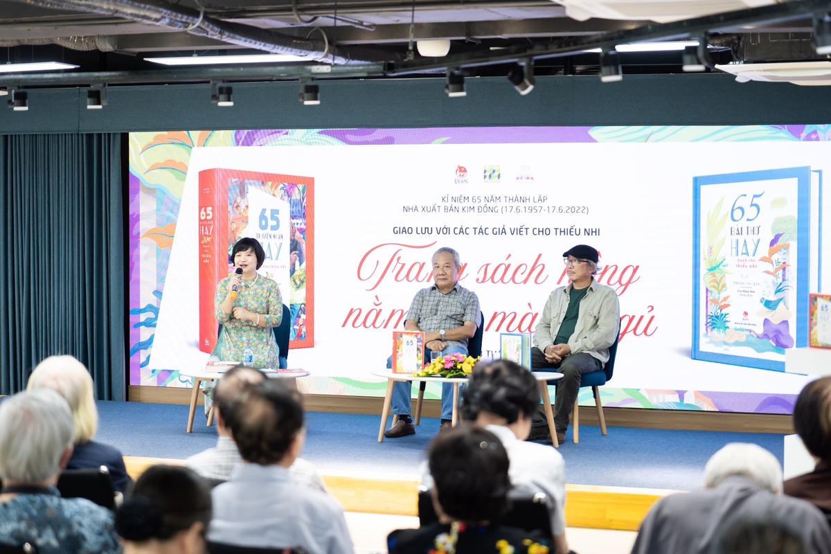 Nhà văn Trần Đức Tiến, nhà thơ Cao Xuân Sơn và nhà thơ Thụy Anh trong buổi giao lưu “Trang sách hồng nằm mơ màng ngủ” do NXB Kim Đồng tổ chức sáng 3/6.  