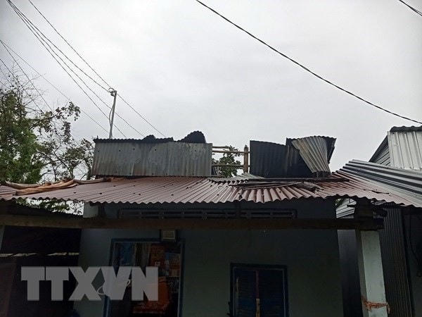 Dông, lốc làm sập, tốc mái nhiều nhà dân trên địa bàn huyện Hòn Đất. (Ảnh: TTXVN phát).