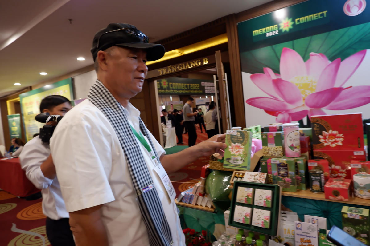 Đại biểu tham quan gian hàng trưng bày sản phẩm của tỉnh Đồng Tháp tại Diễn đàn.