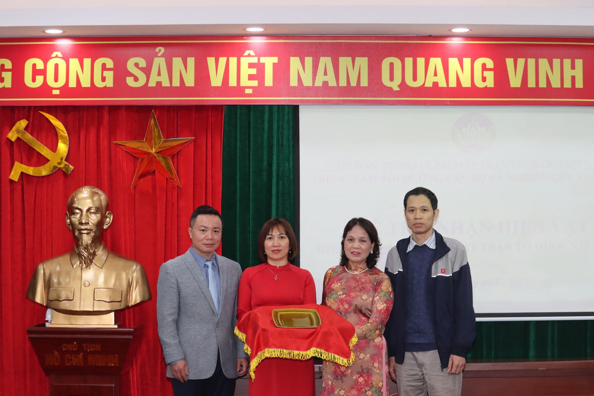 Bà Nguyễn Thị Nhị, nguyên Phó Trưởng phòng Hành chính-Quản trị Văn phòng cơ quan UBTƯ MTTQ Việt Nam trao tặng kỷ vật về đồng chí Huỳnh Tấn Phát cho Bảo tàng MTTQ Việt Nam.