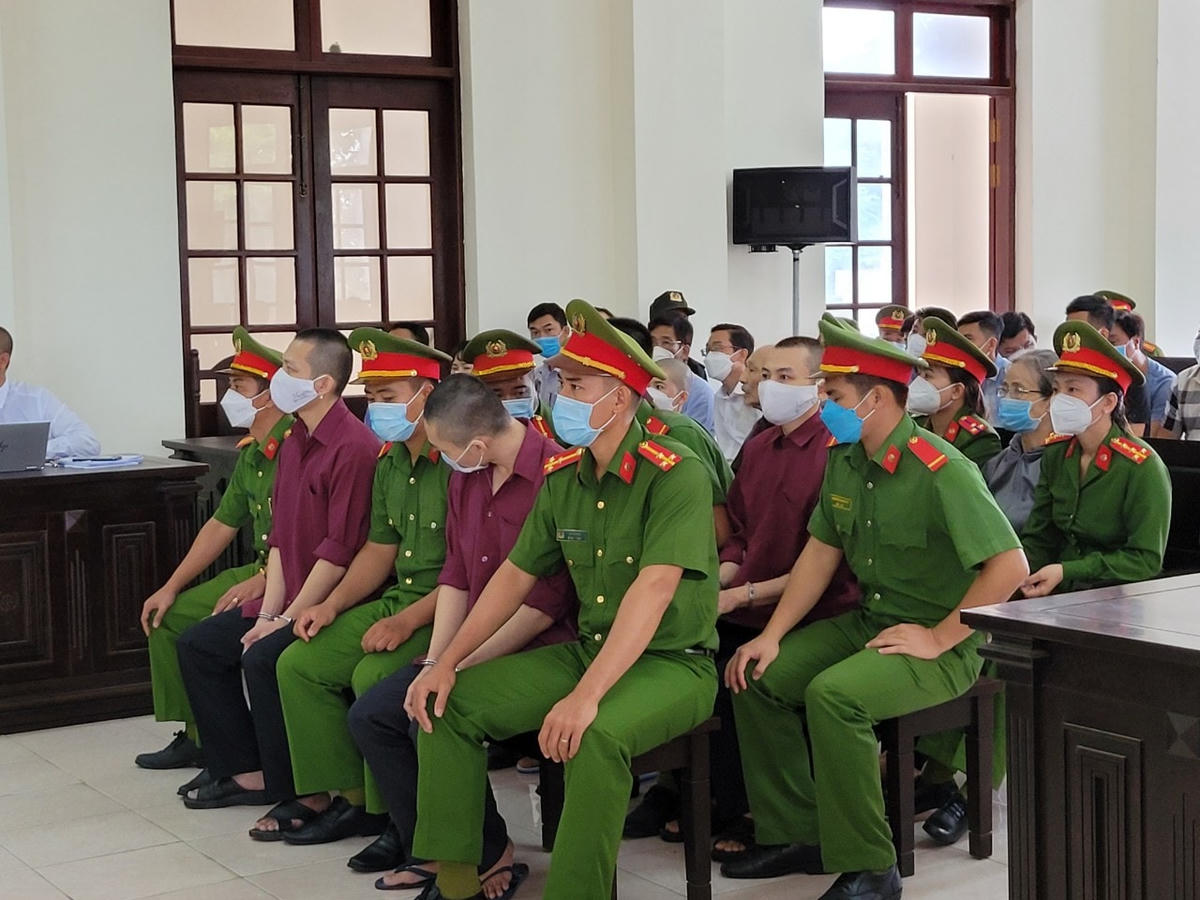 Các bị cáo ở Tịnh thất Bồng Lai bị đề nghị phạt từ 3 năm tới 5 năm 6 tháng tù. (Ảnh: Đoàn Xá)