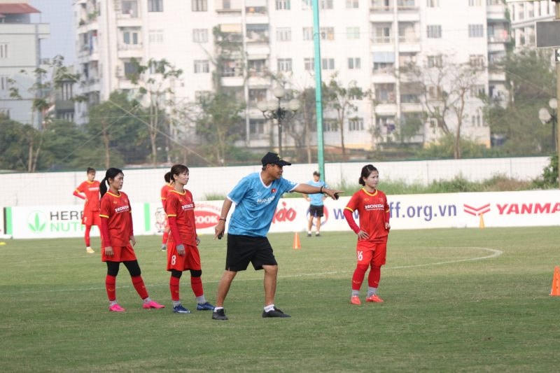 HLV Mai Đức Chung và các cầu thủ nữ tập luyện. Ảnh: VFF.