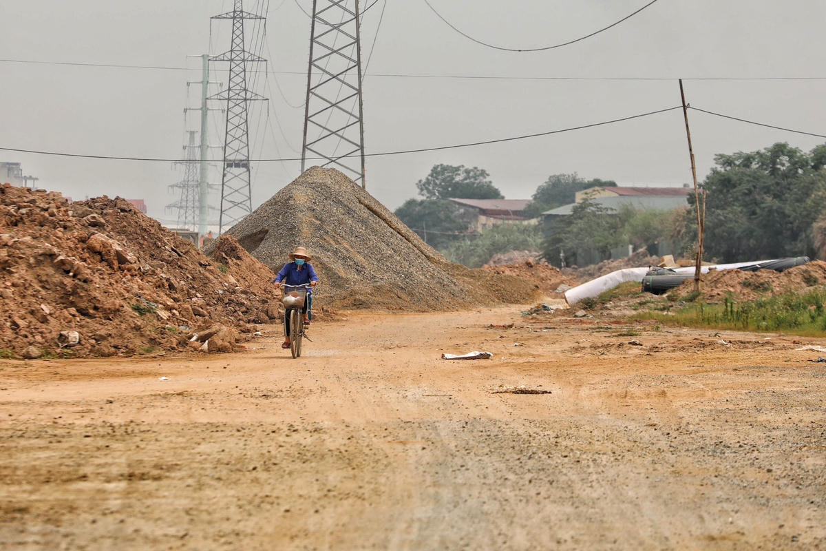 Nhưng đoạn tuyến đường Vành đai 3,5 trên địa bàn huyện Hoài Đức có chiều dài 5,7km hiện vẫn là công trường ngổn ngang chưa giải phóng xong mặt bằng.
