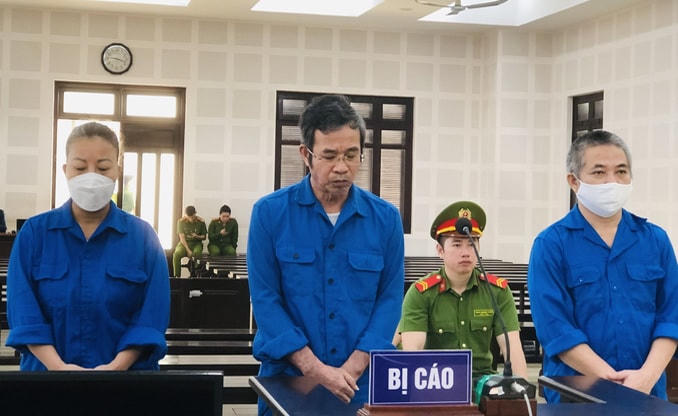 Ông Đàm Quang Hưng (giữa) tại phiên xét xử ngày 10/2.