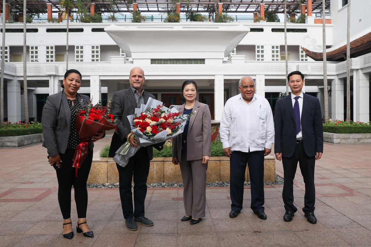 Phó Chủ tịch UBTƯ MTTQ Việt Nam Trương Thị Ngọc Ánh tặng hoa chúc mừng Đoàn đại biểu cấp cao Uỷ ban Bảo vệ Cách mạng Cuba.