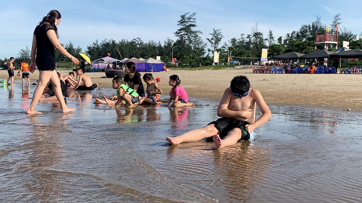 Nếu vô tình chạm vào sứa khi đang bơi, các chất độc này sẽ bám vào da và xâm nhập vào cơ thể.